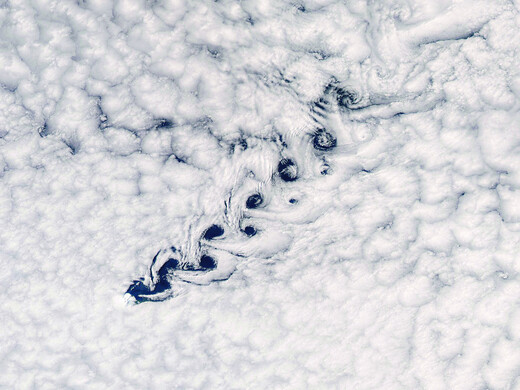 나사(NASA)의 테라 위성이 인도양 남부에서 촬영한 폰 카르만 소용돌이 사진. 김영사 제공