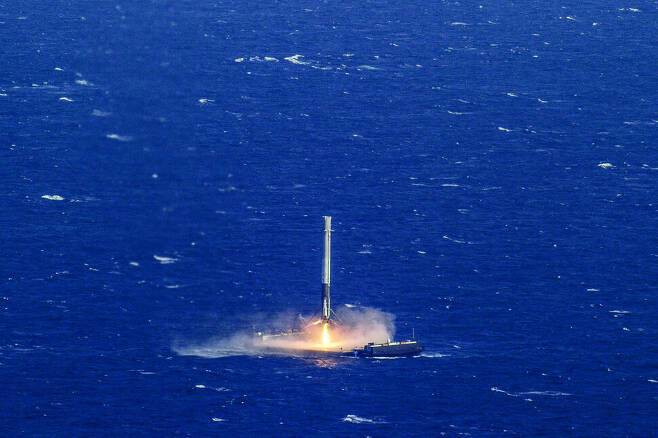 스페이스X가 쏘아올린 팰컨9의 제1단은 2016년 4월8일 우주 경계에서 지구로 귀환한 뒤 처음으로 대서양 해상에 뜬 플랫폼에 착륙하는 데 성공했다. 쌤앤파커스 제공
