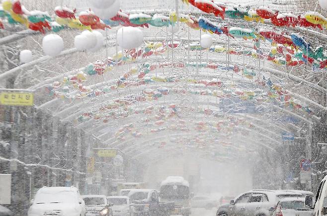 지난 18일 강원 화천군 화천읍 도심 거리에 많은 눈이 내리고 있다. 연합뉴스