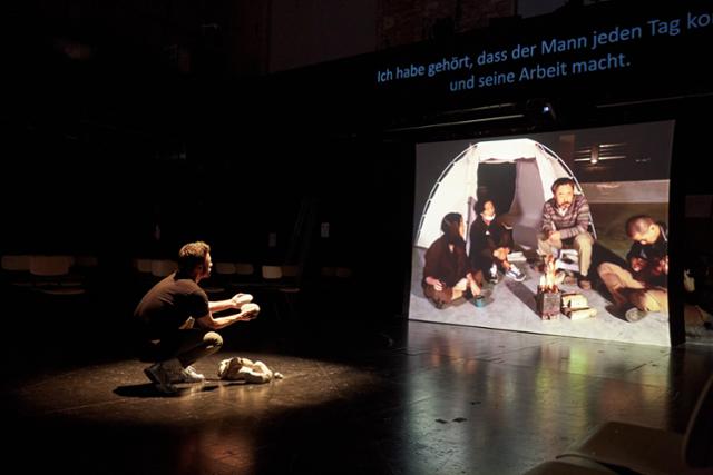 지난해 10월 독일 뮌헨 레지덴츠 테아터에서 초연된 연극 '보더라인'에서 독일인 배우(왼쪽)가 화상회의 프로그램 '줌'을 통해 스크린으로 참여한 한국인 배우들과 함께 무대 위에서 연기를 하고 있다. Judith Buss 제공