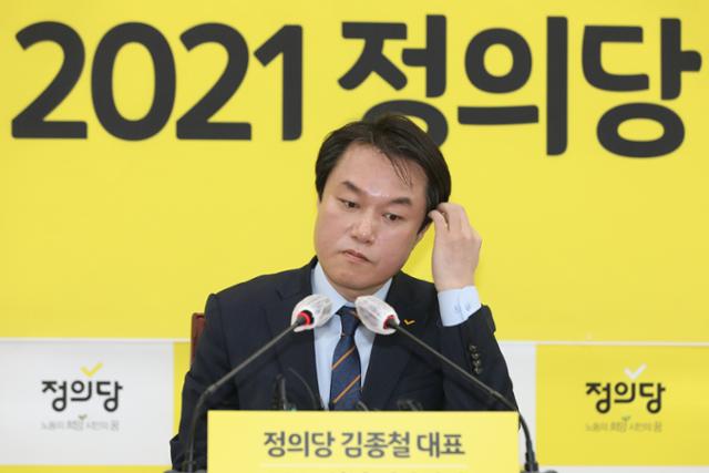 정의당 김종철 대표가 20일 국회에서 신년기자회견에서 회견문 낭독을 마치며 머리를 만지고 있다. 오대근 기자