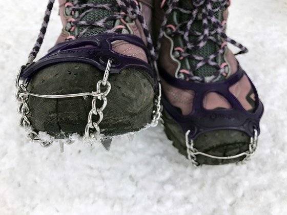 눈 덮인 산을 오를 때는 미끄럼 방지를 위해 아이젠을 꼭 착용해야 한다.