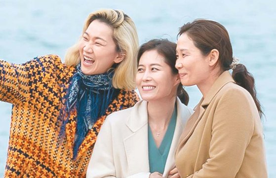 왼쪽부터 장윤주·문소리·김선영이 뭉친 가족영화 ‘세자매’. [사진 리틀빅픽처스]