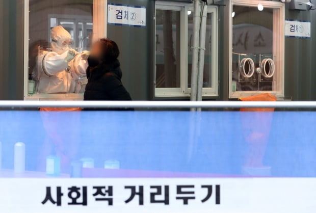 서울역 광장에 마련된 중구 임시선별진료소에서 의료진이 검체채취를 하고 있다. /뉴스1