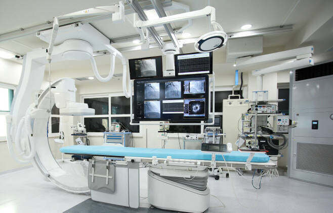최첨단 심혈관조영장비 ‘아주리온’이 설치된 인터벤션 시술장. 상계백병원 제공