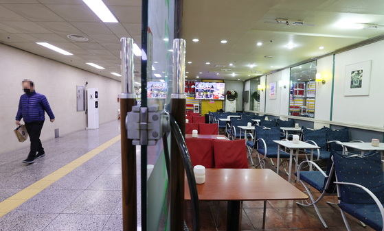 An empty restaurant in the Euljiro underground shopping center in central Seoul. [YONHAP]