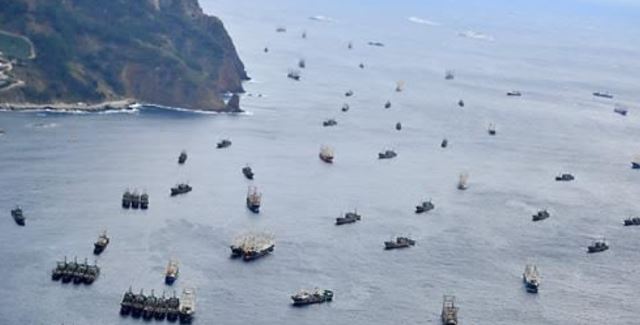 지난 2014년 기상악화로 울릉도 해상에 긴급 피난한 중국어선들. 동해지방해양경찰청
