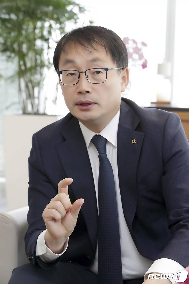 (서울=뉴스1) = KT는 구현모 KT 대표(사장)가 세계이동통신협회(GSMA)의 이사회 멤버에 선임됐다고 17일 밝혔다. GSMA의 이사회는 전세계 통신사의 최고경영자(CEO)급 임원 등으로 구성된 이동통신업계 최고 의사결정기구다. 이사회 임기인 2년에 따라 2021년부터 오는 2022년까지 활동하게 된다. (KT 제공) 2020.11.17/뉴스1