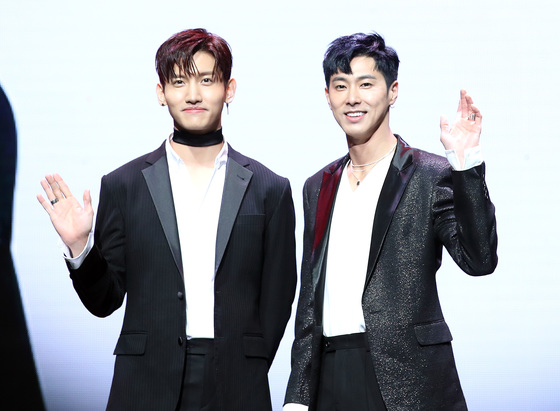 그룹 '동방신기' 멤버 최강창민(왼쪽)과 유노윤호가 Mnet 서바이벌 프로그램 '킹덤'에 MC로 합류한다. /사진=뉴스1