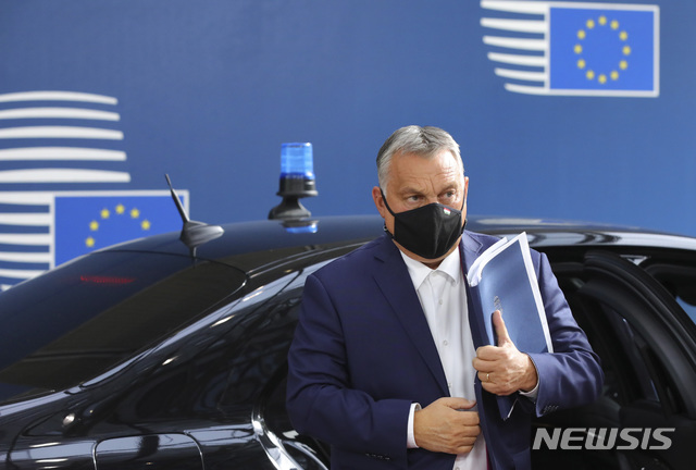 [브뤼셀=AP/뉴시스] 빅토르 오르반 헝가리 총리가 지난 10월 15일 유럽연합(EU) 정상회의 참석을 위해 벨기에 브뤼셀의 EU 본부에 도착한 모습. 그는 EU가 예산안 승인을 조건으로 자국의 정치에 과도한 관여를 한다며 어깃장을 놓고 있다. 2020.11.20.