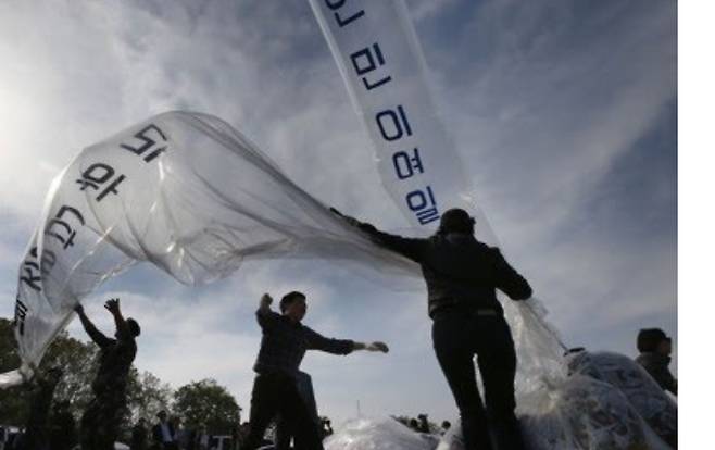 대북전단을 날리는 탈북자단체. 연합뉴스
