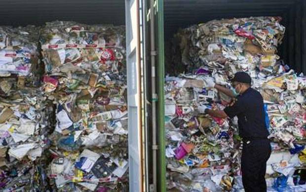 또 다른 원인은 외부에 있다. 전 세계 폐기물 대부분을 수입하던 중국이 2018년 폐플라스틱 등 24종류의 폐기물 수입을 중단하면서 갈 곳을 잃은 선진국 쓰레기는 동남아시아로 몰렸다. 사진은 호주에서 인도네시아에 밀반입된 쓰레기 컨테이너./사진=EPA 연합뉴스