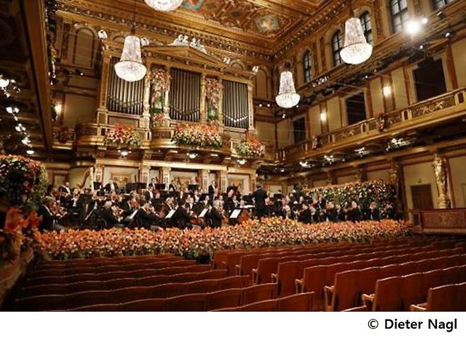지난 1일(현지시간) 신년 음악회를 가진 빈필하모닉 오케스트라. 코로나19로 역사상 처음으로 무관중으로 공연이 진행됐다.소니뮤직코리아 제공