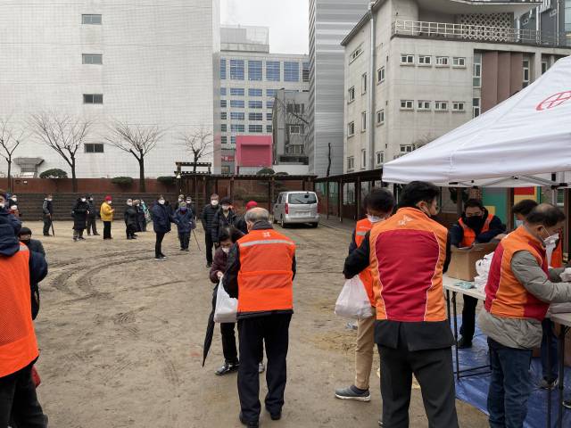 22일 정식으로 문을 연 명동밥집에서 노숙인들에게 무료 도시락 나눔을 하고 있다./사진제공=서울대교구