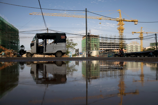 중국의 일대일로에 참여한 캄보디아 시하눅빌에 대규모 건설 공사가 진행되고 있는 모습. /블룸버그 자료사진
