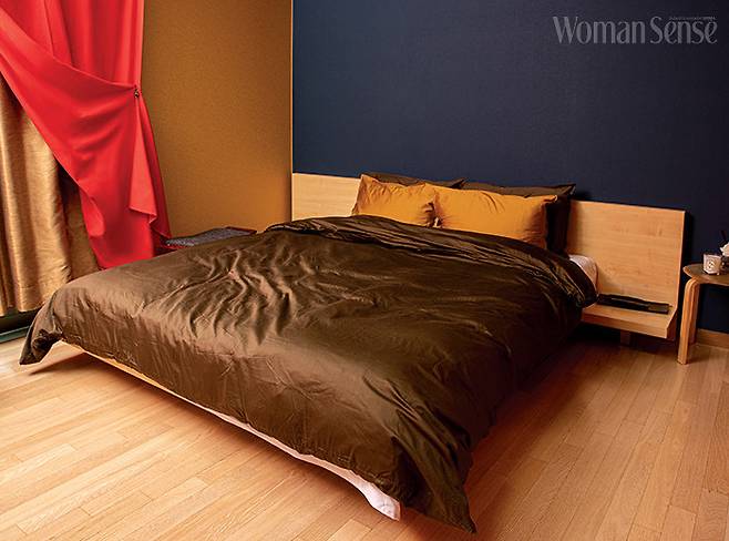 구름처럼 포근한 느낌을 주는 침구를 좋아한다. 안방 침구는 에디터샵 by 코지네스트의 미스티 사틴(카키) 제품.