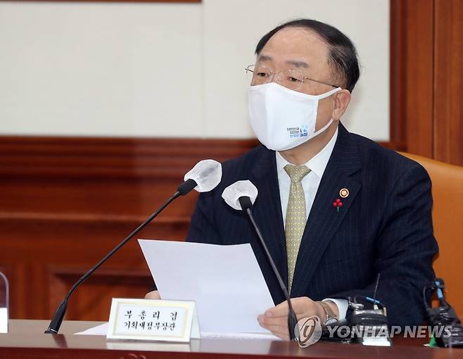 홍남기 경제부총리, 혁신성장 BIG3추진회의 주재 (서울=연합뉴스) 백승렬 기자 = 홍남기 경제부총리 겸 기획재정부 장관이 21일 정부서울청사에서 열린 제3차 혁신성장 BIG3추진회의에서 발언하고 있다. 2021.1.21 srbaek@yna.co.kr