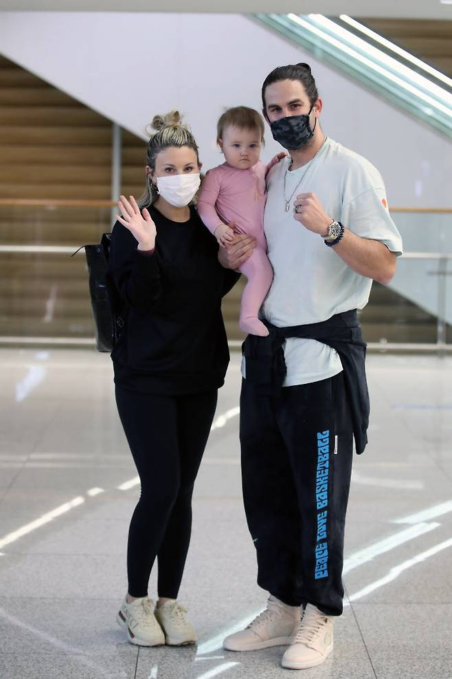 LG트윈스 외국인투수 케이시 켈리(오른쪽)가 아내, 딸과 함께 인천공항을 통해 입국한 뒤 포즈를 취하고 있다. 사진=LG트윈스