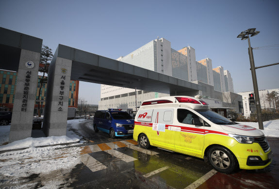 13일 오전 생활치료센터로의 이송 등을 위한 구급차가 서울 동부구치소를 나서고 있다.(사진=연합뉴스)