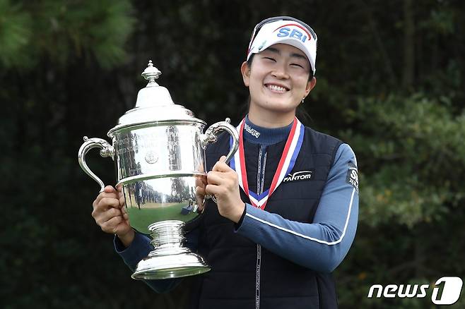 US여자오픈 우승 트로피를 들고 기뻐하고 있는 김아림.  © AFP=뉴스1 © News1 우동명 기자