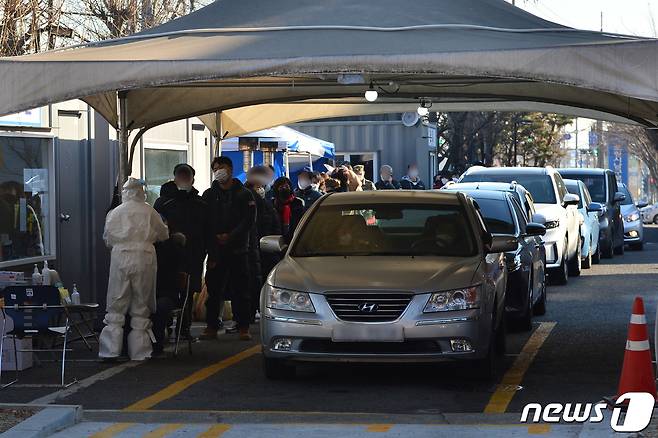 경북 포항시 남구 보건소 선별진료소에서 지난 21일 지역민들이 신종코로나 바이러스 감염증(코로나19)검체 검사를 받기 위해 줄을 서서 기다리고 있다. /뉴스1 © News1 최창호 기자