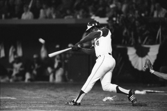 행크 애런이 베이브 루스의 기록을 넘어서는 715번째 홈런을 치는 장면 [이미지출처=AP연합뉴스]