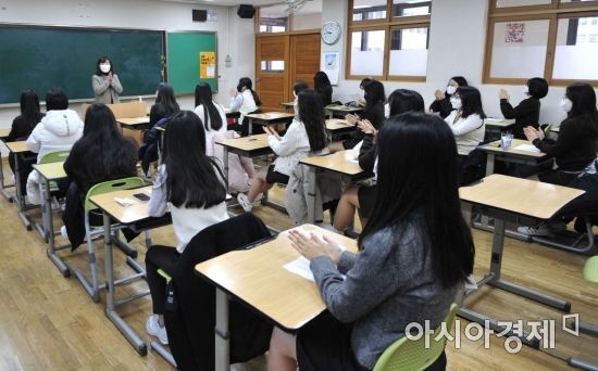 2021학년도 대학수학능력시험(수능) 성적통지표 배부일인 23일 오전 서울 동대문구 해성여자고등학교에서 학생들이 수능 성적표를 받은 뒤 서로에게 격려의 박수를 치고 있다./사진공동취재단