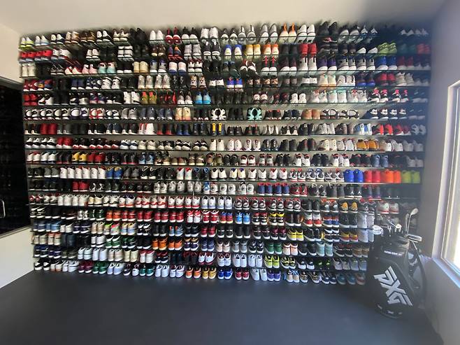 팻 페레스가 자신의 사무실에 모아놓은 조던 신발 컬렉션. /팻 페레스