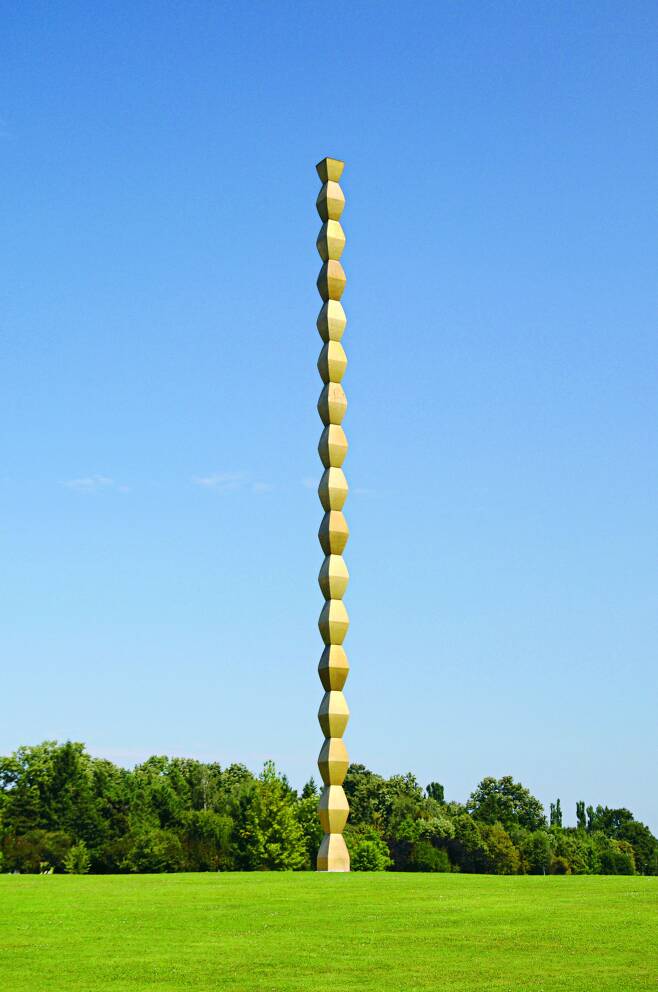 콘스탄틴 브랑쿠시의 '끝없는 기둥'./을유문화사