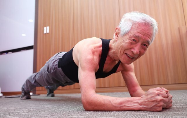 올해로 86세인 김영달 씨는 플랭크(Plank) 운동으로 몸을 다시 만들었다. 김 씨는 ‘양종구의 100세 시대 건강법에 2019년 11월 2일, 2020년 12월 26일 두 차례 소개된 인물이다. 동아일보 DB.