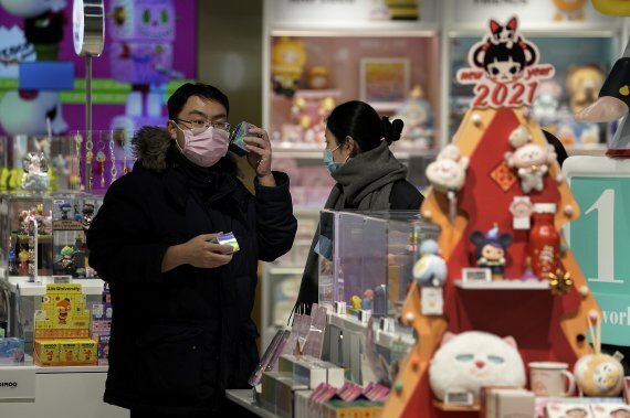 올해 중국을 비롯한 신흥국에 외국인 자본이 대거 유입된 것으로 분석됐다. 18일(현지시간) 중국 베이징의 한 장난감 가게 앞에서 시민들이 선물을 고르고 있다. 사진=AP뉴시스