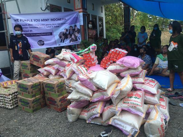 BTS 인도네시아 팬들이 지진 피해 현장에 보낸 구호 물품. 키타비사 캡처