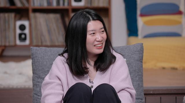 '방구석1열' 정세랑 작가가 출연한다.JTBC 제공