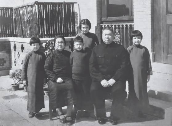 펑위샹과 리더촨은 1남 3녀를 뒀다. 뒷줄이 장녀 펑리다. 1940년, 충칭. [사진 김명호]