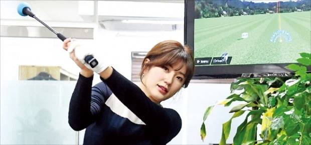 남민지 프로가 파이골프를 사용해본 소감을 설명하고 있다. 그는 “클럽 끝이 묵직해 스윙을 하면 실제로 공을 치는 듯한 느낌이 살짝 든다”고 했다. /변성현 한경닷컴 기자 byun84@hankyung.com