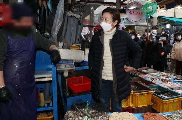 서울시장에 출마하는 나경원 국민의힘 전 의원이 23일 서울 영등포구 대림중앙시장에서 장을 보면서 상인들과 대화를 하고 있다. 사진=뉴스1