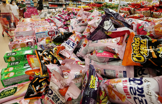 Snacks are on sale at a big supermarket in central Seoul. [YONHAP]