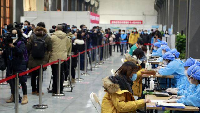 중국 베이징 차오양구에서 지난 15일 신종 코로나바이러스 감염증(코로나19) 백신 접종 희망자가 의료진과 이야기를 나누고 있다. 연합뉴스