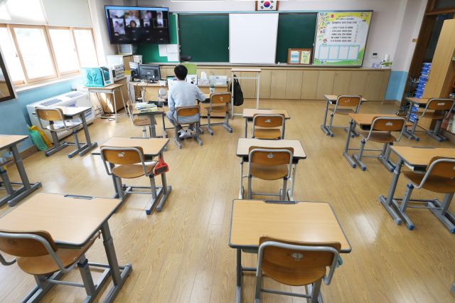 코로나19 확산세가 이어지고 있는 19일 오전 경기도 용인시 한터초등학교에서 교사가 온라인 수업을 진행하고 있다. 연합뉴스