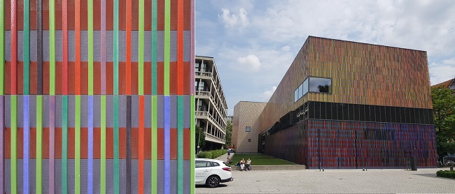브란트호르스트 미술관 건물 표면을 덮고 있는 세라믹 막대들을 가까이서 본 모습(왼쪽). 총 23가지 색상으로 구성돼 있다. 오른쪽은 멀리서 본 미술관 전경. /사진=송경은 기자