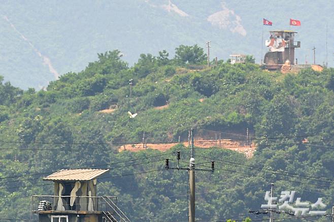 경기도 파주시 접경지역 북한군 초소에 인공기가 걸려 있다. 박종민 기자