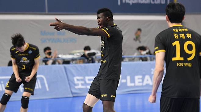 KB손해보험은 현대캐피탈 원정에서 허벅지 부상으로 경기 중 교체됐다가 다시 투입된 외국인 선수 케이타의 부상 투혼을 앞세워 짜릿한 역전승을 맛봤다. 한국배구연맹 제공