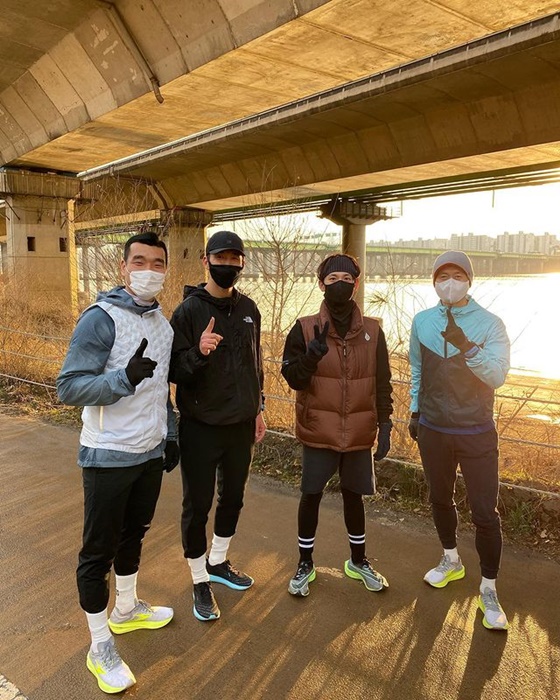Sean told his instagram on the 23rd, The new members weekend sunrise running 10km Running crew # Jo Won-hee #Sean #Siwan # Lee Young-pyo Photo by Runner who passed by (Thank you!) with a picture of the photo.In the public photos, Siwan, Sean, Lee Young-pyo and Cho Won-hee are posing together.Especially, Siwan seems to have popped out of the drama as he is appearing as a runner James Kyson in the current drama Run On.Meanwhile, Siwan is about to release the film The Emergency Declaration (director Han Jae-rim).