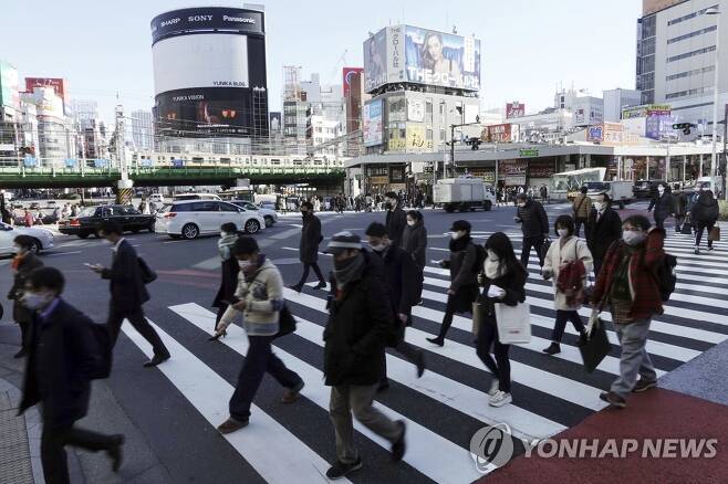 (도쿄 AP=연합뉴스) 일본이 신종 코로나바이러스 감염증(코로나19) 확산으로 비상인 가운데 19일 수도 도쿄에서 마스크를 쓴 시민들이 횡단보도를 건너고 있다.