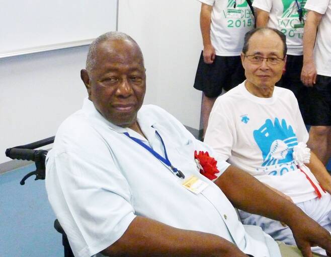 2015년 일본 지바현에서 열린 세계어린이대회에서 만난 행크 에런과 오 사다하루 [교도=연합뉴스 자료사진]