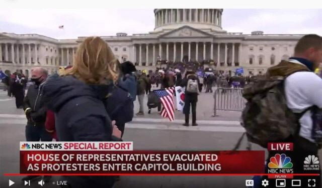 지난 6일 미 의회 난입사태 당시 태극기와 성조기를 함께 든 시위대의 모습이 포착됐다(사진=NBC)
