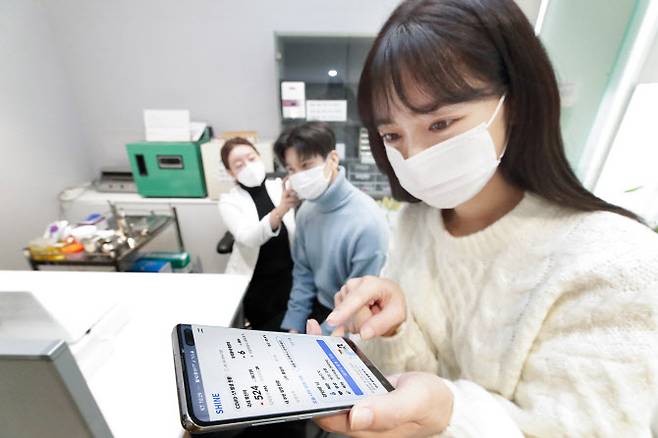 ▲관계자들이 SHINE 앱을 이용한 연구 참여를 홍보하고 있는 모습