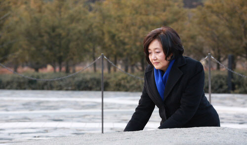박영선 전 장관이 지난 2018년 1월 2일 경남 김해 봉하마을을 방문, 고 노무현 전 대통령 묘역을 참배하는 모습 (사진=뉴시스)