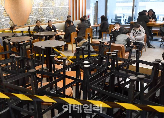 새로운 방역조치가 시행된 18일 서울 중구의 한 카페에서 시민들이 취식을 하고 있다. (사진=방인권 기자)