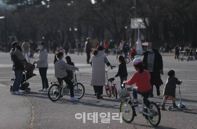 [이데일리 노진환 기자] 포근한 날씨를 보인 24일 서울 영등포구 여의도공원에서 시민들이 자전거를 타며 오후를 즐기고 있다.